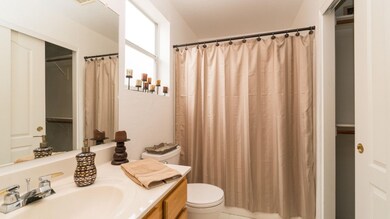 Master Bathroom w/garden tub & shower