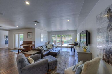 004_Living Room