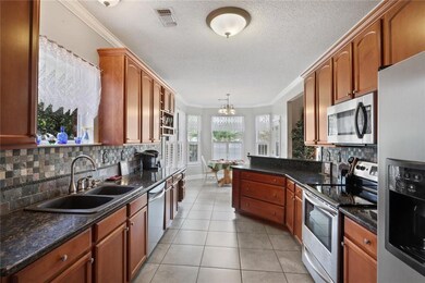 42'cabinets and gleaming granite ! Spacious Breakf