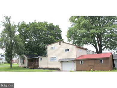 547 W Lawn Ave, Reading, PA 19609 - photo 2