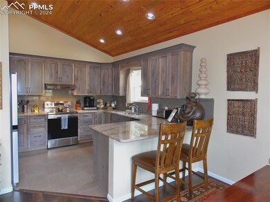 Kitchen with vaulted ceiling, tasteful backsplash,