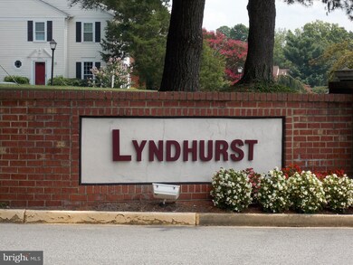 3890 Lyndhurst Dr unit 201, Fairfax, VA 22031 - photo 2