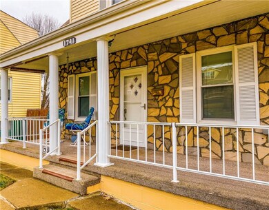 ENJOY THIS FRONT COVERED PORCH!