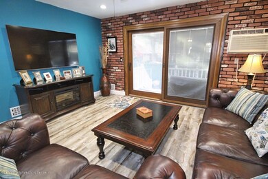 Living room 4