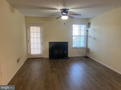 2004 Waters Edge Dr unit 2004, Newark, DE 19702 - photo 2