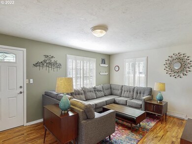 Living Room/Entrance