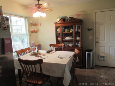 981 N Douglas Dr, Claremore, OK 74017 - photo 4