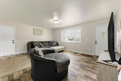 300 E Pickwick Dr, Syracuse, IN 46567 - photo 4