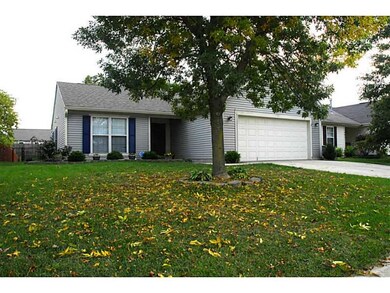 783 Scotch Pine Dr, Greenwood, IN 46143 - photo 2