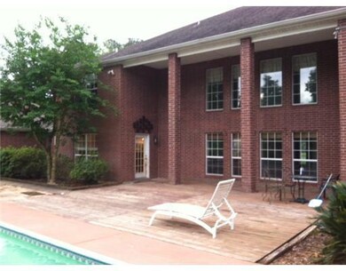 Patio/Deck. What a great space for cookouts-crawfi