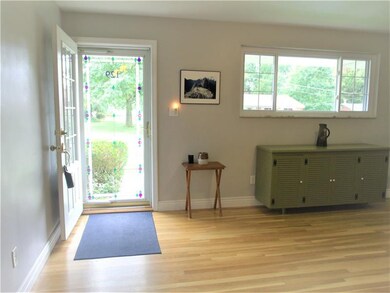 Level entry into the light and bright living room 