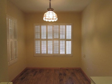 Cozy sunny breakfast niche to enjoy those casual meals with your family.