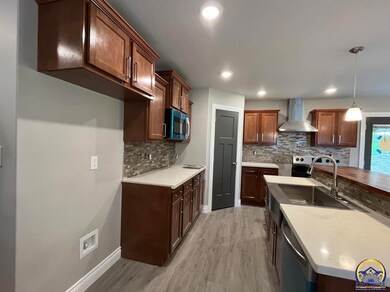 5105 SW Fieldcrest Ct, Topeka, KS 66610 - photo 5