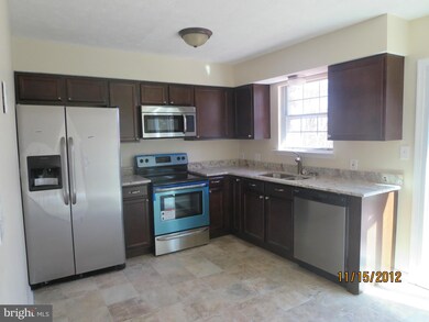 18085 Tompkins Ct, Dumfries, VA 22026 - photo 6