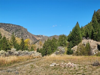 An nature lovers dream.
mountains, creek, river a