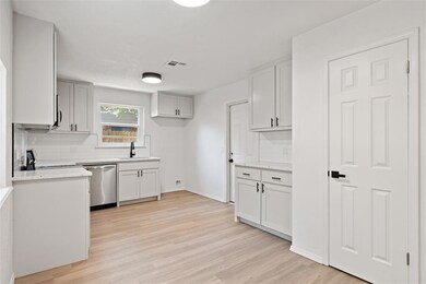 5704 NW 66th St, Warr Acres, OK 73132 - photo 4