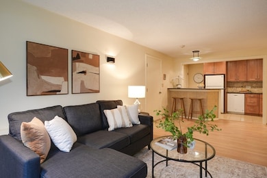 4 Hallmark Gardens unit 2, Burlington, MA 01803 - photo 6