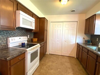 1078 Dutchman Ln, Seymour, IN 47274 - photo 4