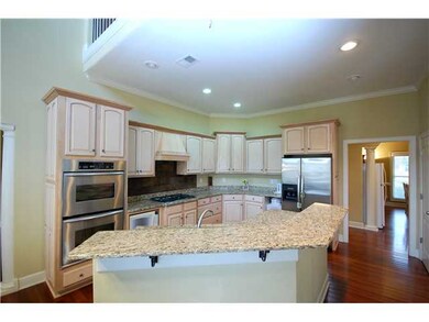 Huge breakfast bar in the kitchen!