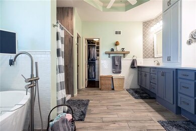 Completely renovated Master Bath w new quartz coun