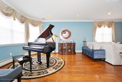 LIVING ROOM WITH PIANO