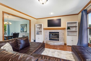 2351 W 61st St, Davenport, IA 52806 - photo 2