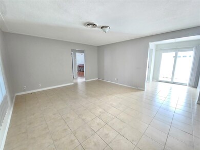 Large and spacious living room and dining space wi