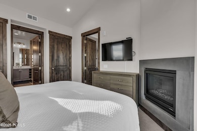 6-web-or-mls-3793-blackstone-dr-unit-3b