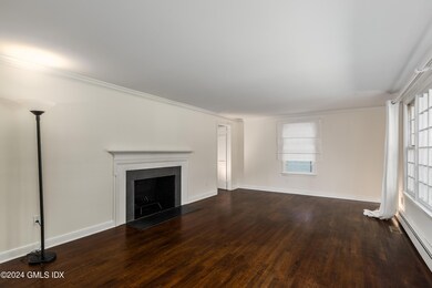 living rowith fireplaceom