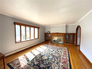WARM & INVITING LARGE LIVING ROOM, PRETTY BOW WIND