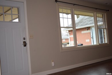 9 Eisenhower Dr, Jacksonville, IL 62650 - photo 3