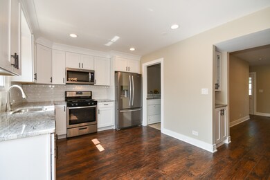 Stunning Modern Kitchen with Stainless Steel Appli