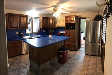 Great size kitchen w/ an island; new-er stainless