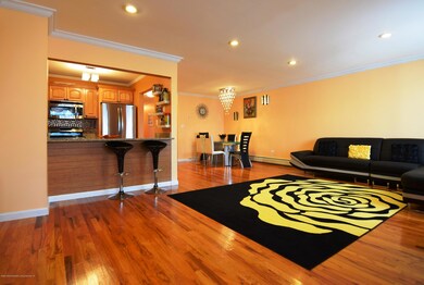 (4) Living Room