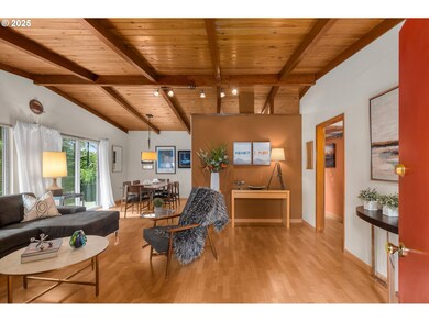 Living Room/Entrance