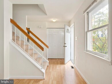 3051 White Birch Ct, Fairfax, VA 22031 - photo 2