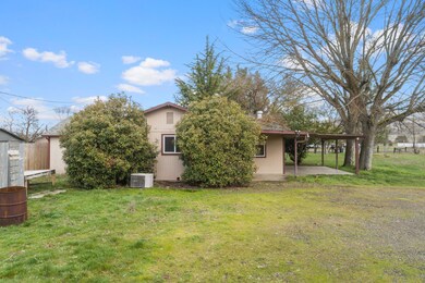 5621 Mcloughlin Dr, Central Point, OR 97502 - photo 4