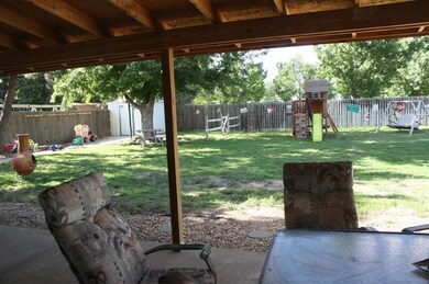 208 W 1st St, Hugoton, KS 67951 - photo 2