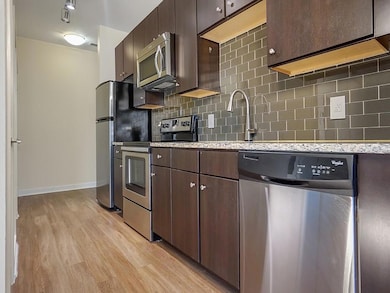 Kitchen with appliances with stainless steel fini