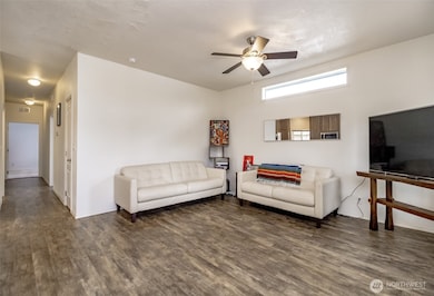 Spacious living room wiht modern finishes