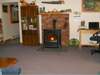 562 Oak St, Newport, NH 03773 - photo 3