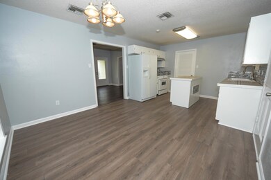 Kitchen & Dining