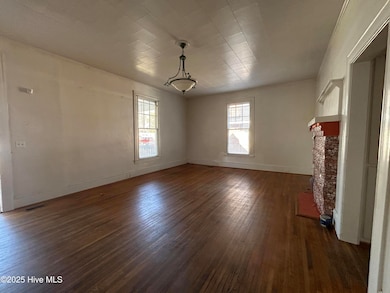 509 Champlain St, Hamlet, NC 28345 - photo 4