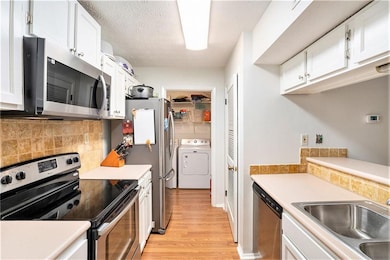 Fully equiped kitchen with tasteful backsplash, wh