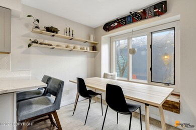 Open dining area w/window bench