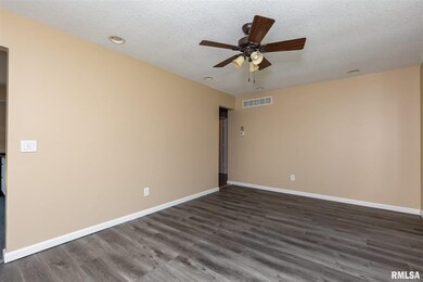 4046 Lamphere Ct, Davenport, IA 52806 - photo 6