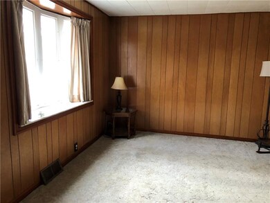 13x14 Spacious Living Room with Beautiful Bow Wind