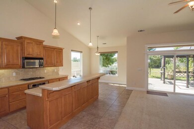 Kitchen Island/Breakfast Bar