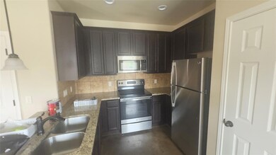 Kitchen with appliances with stainless steel fini