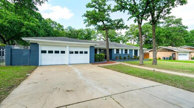 704 Thousand Oaks Dr, Hurst, TX 76054 - photo 2